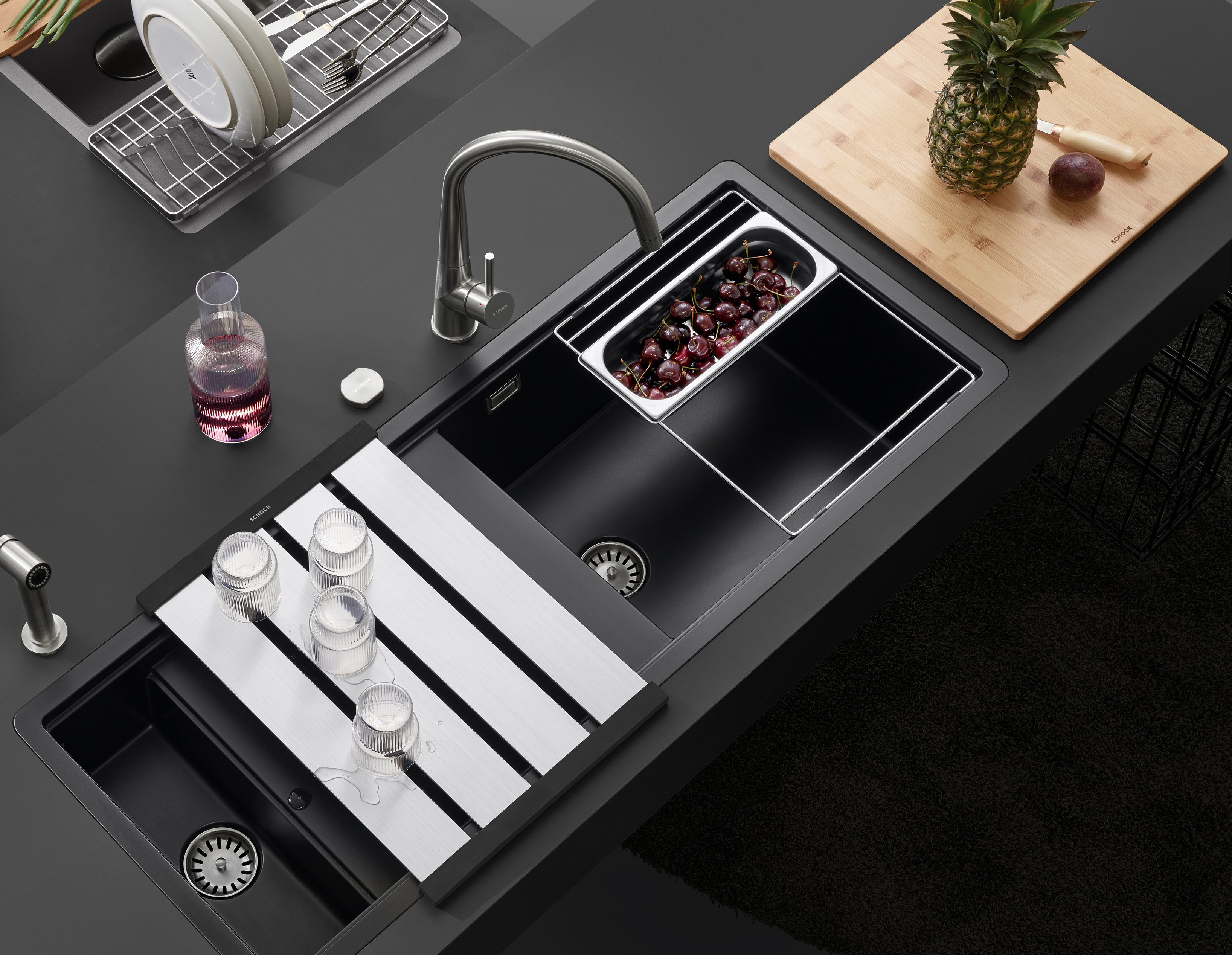 Schock Spüle schwarz matt 2 Becken zusätzliche Schlauchbrause am zweiten Becken dazwischen Abtropffläche Einhängekorb verschiebbare Tablare