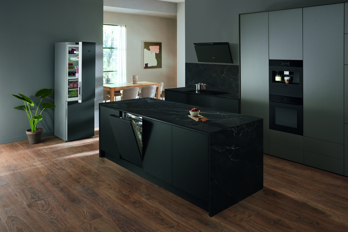 Miele ArtLine-Serie Induktionskochfeld und Dunstabzugshaube in edlem Obsidianschwarz matt
