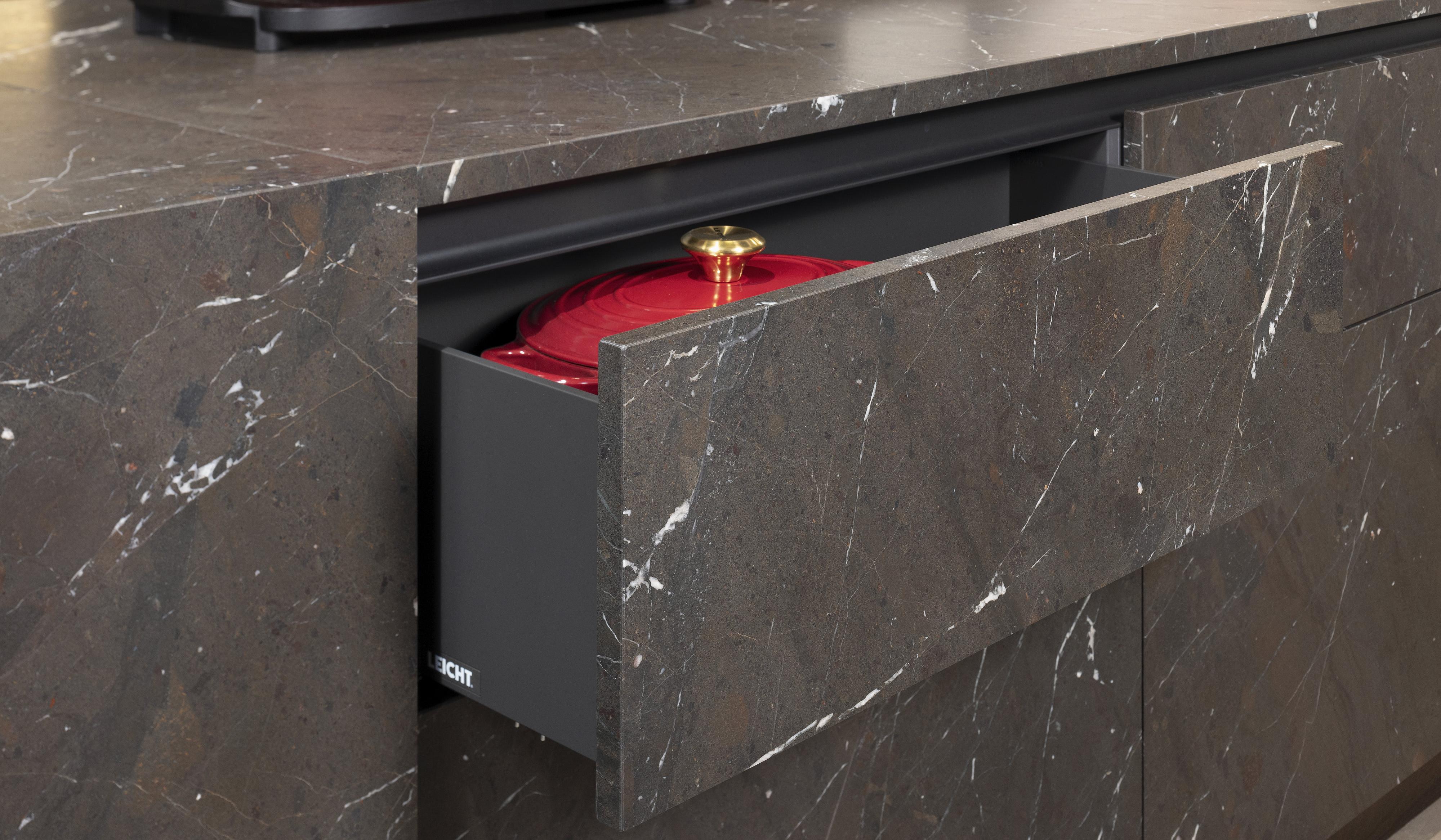 Keramik-Kücheninsel dunkel gemasert