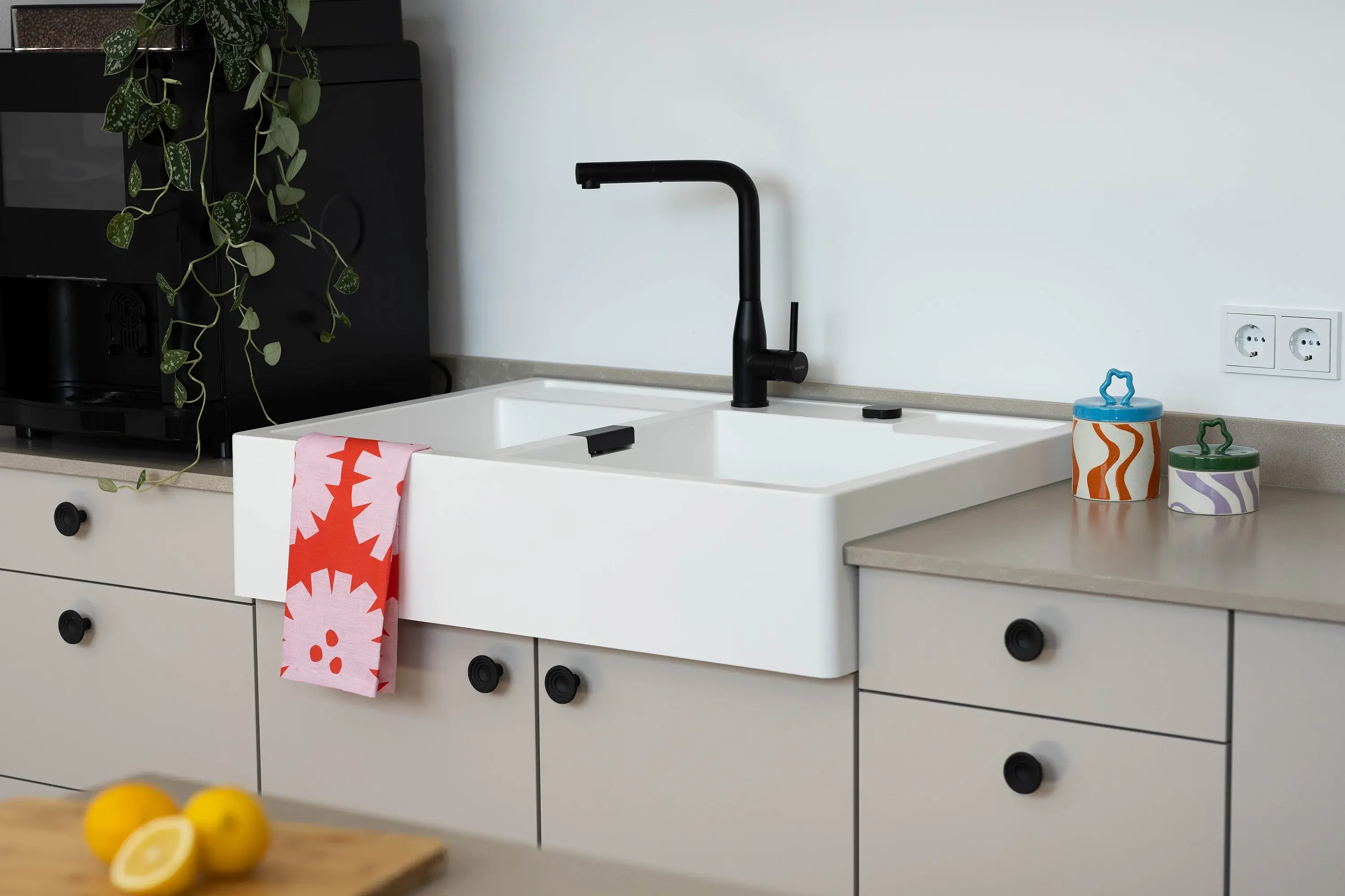 schwarze rechtwinklige Armatur an weißem Spülstein Doppelbecken von Schock