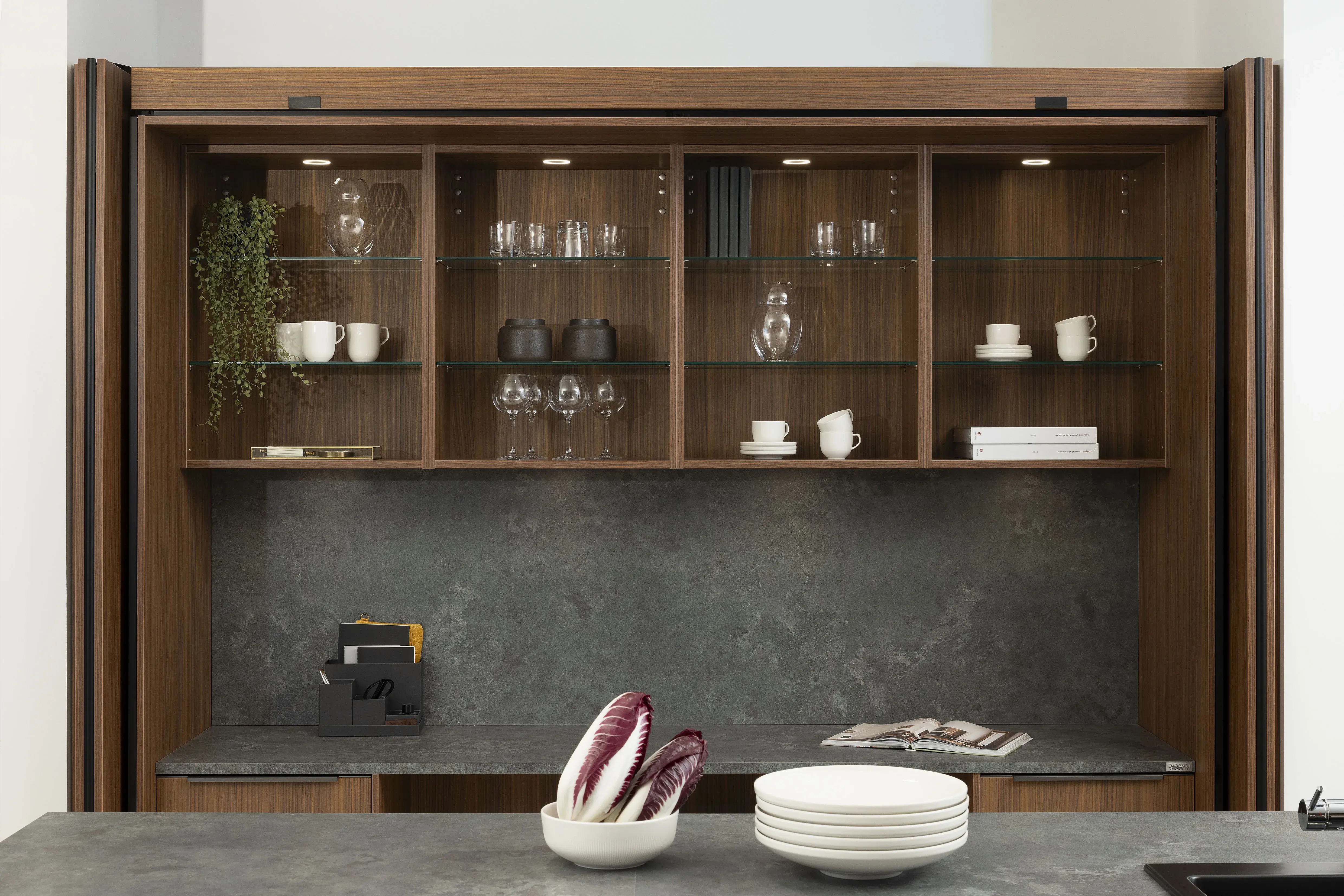 Offener Küchenschrank mit Edelnussbaum-Pocketdoors von Ballerina